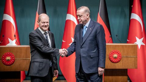 Olaf Scholz und Recep Tayyip Erdogan beim Handschlag. (dpa)
