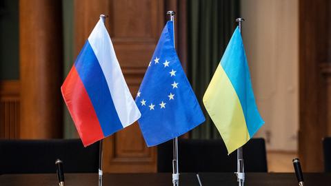 Flaggen von Russland, der EU und der Ukraine (picture alliance/dpa)