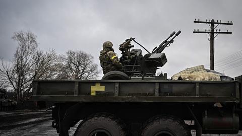 Ein ukrainischer Soldat auf einem Flugabwehrgeschütz an einer Frontlinie nordöstlich von Kiew, Ukraine. (AFP)