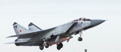 Eine russische MiG-31 mit der Hyperschallrakete "Kinschal" (dpa)