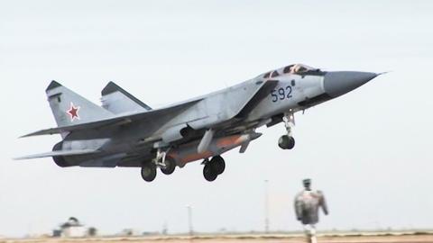 Eine russische MiG-31 mit der Hyperschallrakete "Kinschal" (dpa)