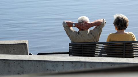 Zwei ältere Menschen sitzen auf einer Bank (dpa)