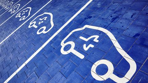 Pictogramme für E-Autos auf dem Boden eines Schnellladeparks (picture alliance/dpa)