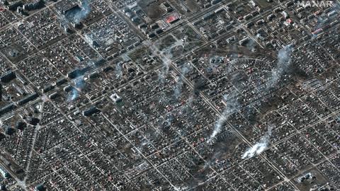 Satellitenbild von brennenden Gebäuden in Mariupol (dpa)