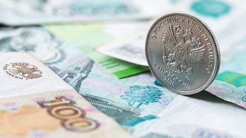Rubelscheine und eine Münzen liegen auf einem Tisch. (picture alliance/dpa)