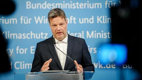 Bundeswirtschaftsminister Robert Habeck spricht in Berlin auf einer Pressekonferenz. (dpa)