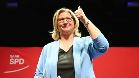 Anke Rehlinger, SPD-Spitzenkandidatin, stellvertretende Ministerpräsidentin des Saarlandes und stellvertretende SPD-Bundesvorsitzende, steht auf der SPD-Wahlparty zur Landtagswahl im Saarland auf der Bühne. (dpa)