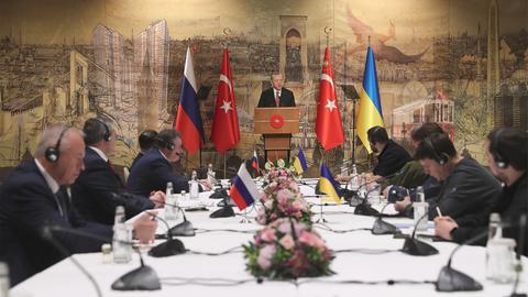 Erdogan bei dem Treffen zwischen der Ukraine und Russland in Istanbul (AP)