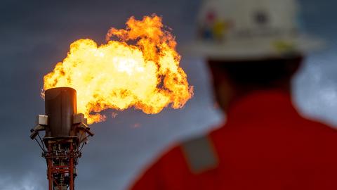 Gas wird an einer mobilen Fackelanlage an der Station des Fernleitungsnetzbetreibers Ontras Gastransport in Apollensdorf abgebrannt. (picture alliance/dpa/dpa-Zentral)