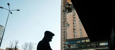 Ukraine, Kiew: Ein Mann geht vor einem Gebäude, das durch den Einschlag einer russischen Rakete zerstört wurde. (dpa)