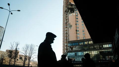 Ukraine, Kiew: Ein Mann geht vor einem Gebäude, das durch den Einschlag einer russischen Rakete zerstört wurde. (dpa)