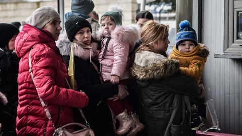 Flüchtlinge aus der Ukraine nach ihrer Ankunft in Griechenland (AFP)