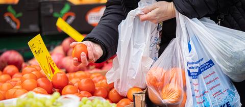 Eine Frau steht an einer Gemüseauslage im Supermarkt (dpa)