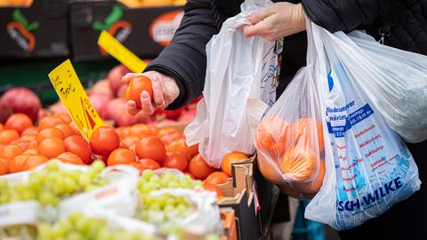 Eine Frau steht an einer Gemüseauslage im Supermarkt (dpa)