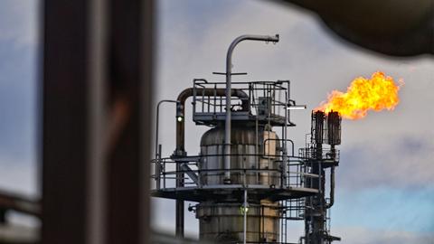 Überschüssiges Gas in einer Rohölverarbeitungsanlage wird verbrannt. (picture alliance/dpa/dpa-Zentral)