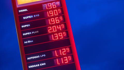 Die Literpreise für Kraftstoffe werden an einer Tankstelle angezeigt. (dpa)