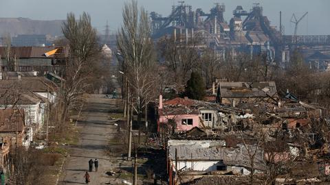 Das Stahlwerk Asowstal im Hintergrund und zerstörte Häuser in Mariupol (REUTERS)
