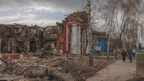 Menschen gehen am zerstörten Lyzeum für Lebensmitteltechnologien und -handel in Charkiw vorbei, Ukraine. (EPA)