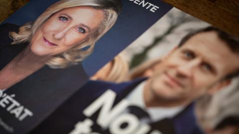 Plakate von Marine Le Pen und Emmanuel Macron.  (AFP)