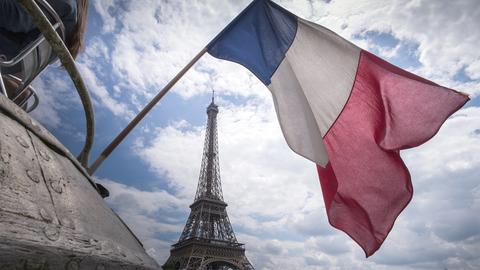 Eiffelturm Paris Flagge Frankreich (dpa)