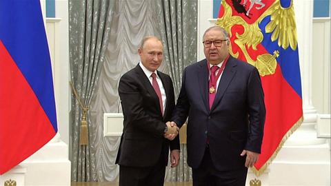 Wladimir Putin und Alisher Usmanov reichen sich die Hand. ()