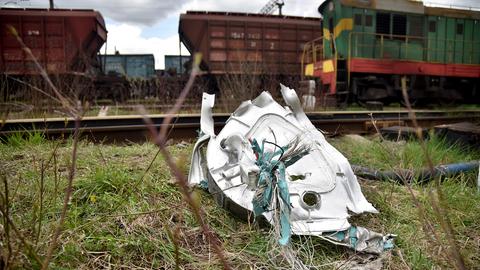 Trümmer einer russischen Rakete liegen in der Region Lemberg (Ukraine) in der Nähe einer Eisenbahnanlage auf dem Boden. (REUTERS)