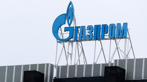 Logo des Energiekonzerns Gazprom auf einer Anlage des russischen Staatskonzerns in St. Petersburg. (picture alliance/dpa)