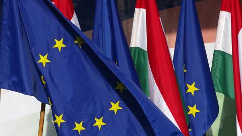 Die Flaggen der EU und Ungarns (picture alliance / JOKER)