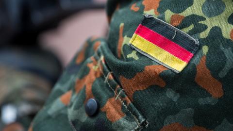 Auf einer Bundeswehruniform ist eine Deutschlandflagge aufgenäht. (dpa)