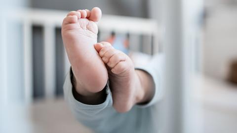 Die Füße eines Babys (dpa)