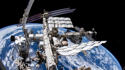 Aufnahme  der Internationale Raumstation ISS und die Erde darunter (Archivbild 2021) (dpa)