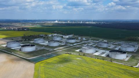 Eine Luftaufnahme mit einer Drohne zeigt Behälter für Rohöl auf dem Gelände einer Raffinerie in Schwedt (Brandenburg). (dpa)