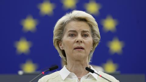 Ursula von der Leyen hält eine Rede für die EU im Europäischen Parlament in Straßburg. (dpa)