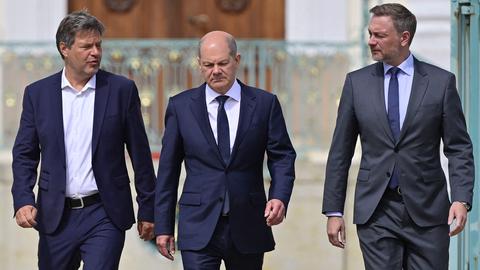 Robert Habeck, Olaf Scholz und Christian Lindner Anfang Mai bei der Kabinettsklausur auf Schloss Meseberg (AFP)