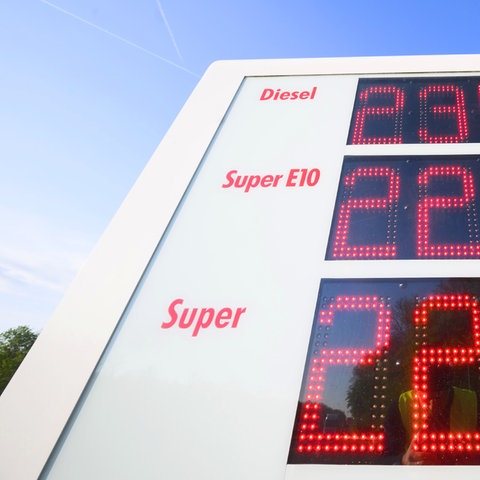 Eine Anzeigetafel an einer Autobahn-Tankstelle zeigt hohe Preise für Diesel, Super E10 und Super Benzin an (dpa)