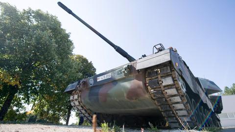 Eine Panzerhaubitze 2000 steht in der Alb-Kaserne in Baden-Württemberg (dpa)