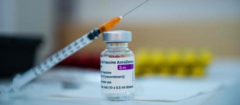 Eine Spritze liegt an eine Ampulle mit dem Corona-Impfstoff von AstraZeneca gelehnt. (AFP) 