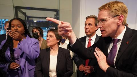 Wahlsieger Günther zeigt mit dem Finger Richtung Fernsehstudio (dpa)