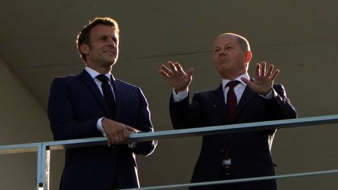 Emmanuel Macron und Olaf Scholz in Berlin (AP)