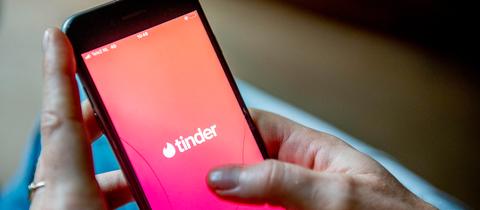 Tinder-App auf einem Smartphone (picture alliance / ROBIN UTRECHT)