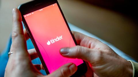 Tinder-App auf einem Smartphone (picture alliance / ROBIN UTRECHT)