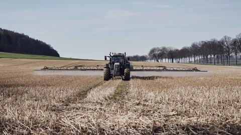 Ein Traktor verteilt Glyphosat auf einem Feld. (dpa)