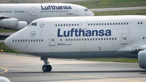 Maschinen der Lufthansa stehen auf einem Rollfeld des Frankfurter Flughafens (dpa)