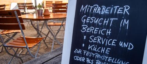 Auf einer Tafel vor einem Restaurant in Schwerin wird nach Mitarbeitern für den Service- und Küchenbereich gesucht. (dpa)