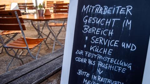 Auf einer Tafel vor einem Restaurant in Schwerin wird nach Mitarbeitern für den Service- und Küchenbereich gesucht. (dpa)