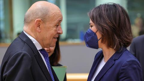 Jean-Yves Le Drian spricht mit Annalena Baerbock (dpa)