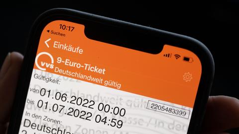 Ein 9 Euro Ticket des Verkehrs- und Tarifverbund Stuttgart GmbH (VVS) ist auf dem Display eines Smartphones zu sehen (gestellte Szene (dpa)