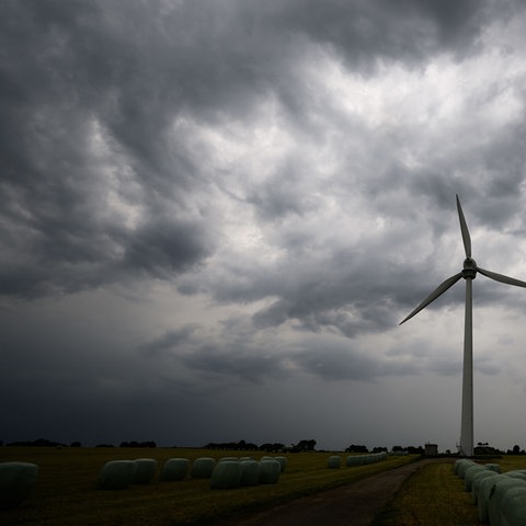 Eine Gewitterfront zieht vor einem Windrad am Himmel bei Hannover (Niedersachsen) auf. (dpa)