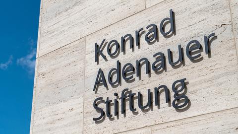 Schriftzug am Hauptsitz der CDU-nahen Konrad-Adenauer-Stiftung in Berlin. (picture alliance / Daniel Kalker)