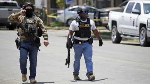 Polizisten vor einer Grundschule im texanischen Uvalde (dpa)